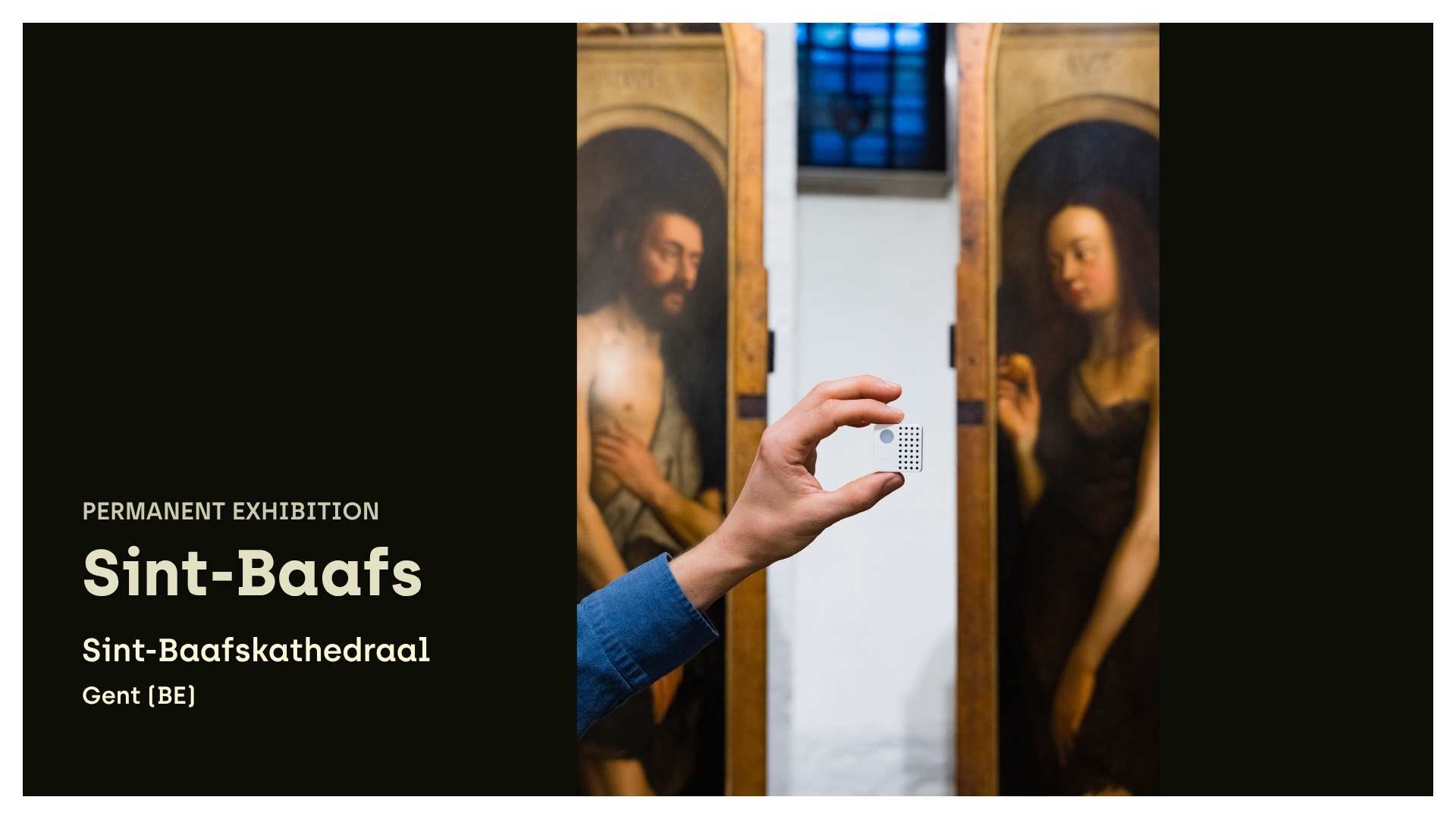 A hand holding a small Charp Mini logger in front of the Ghent Altarpiece at Sint-Baafskathedraal, Ghent.